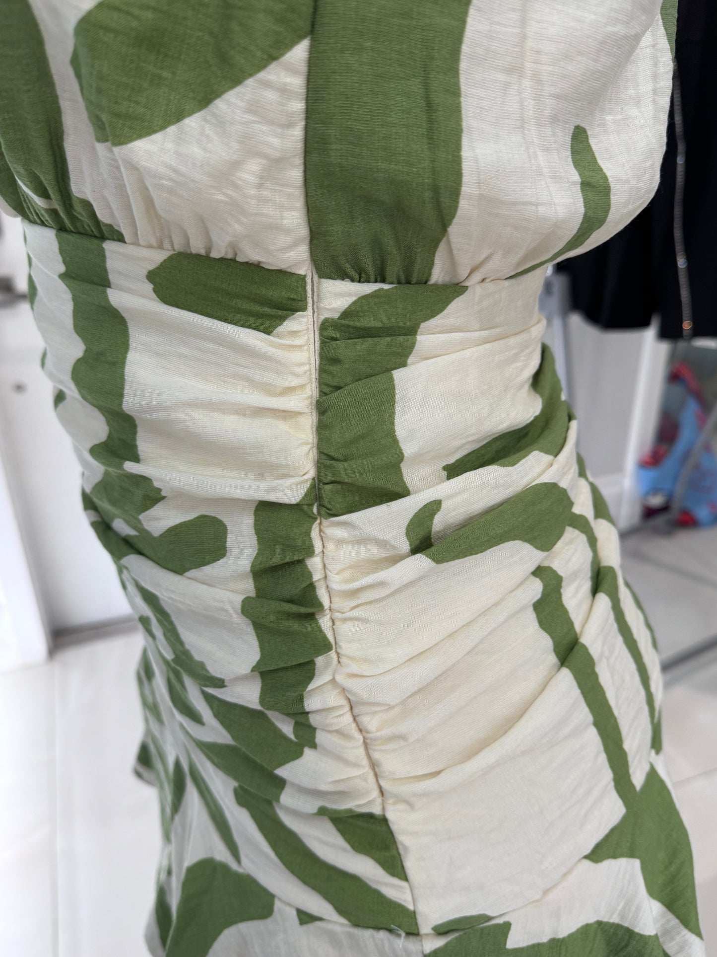 Vestido asimétrico sin mangas