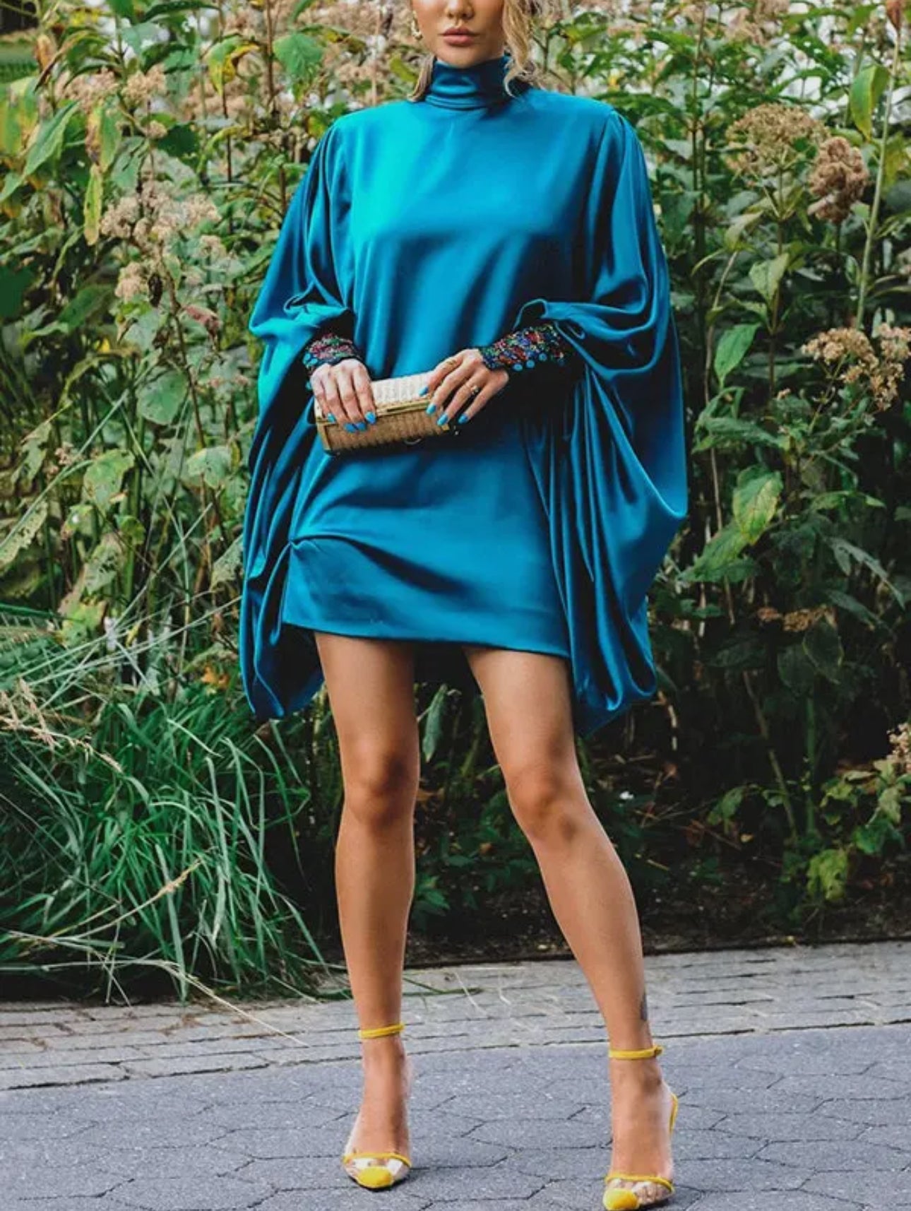 Vestido mini holgado con mangas de murciélago y botones
