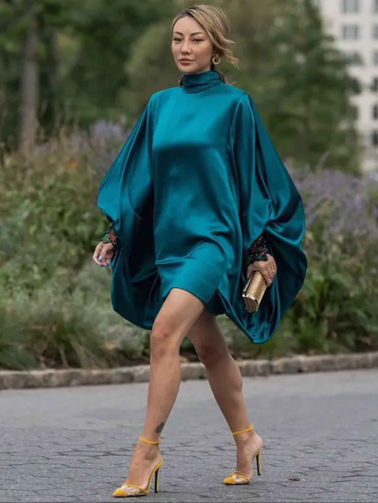 Vestido mini holgado con mangas de murciélago y botones