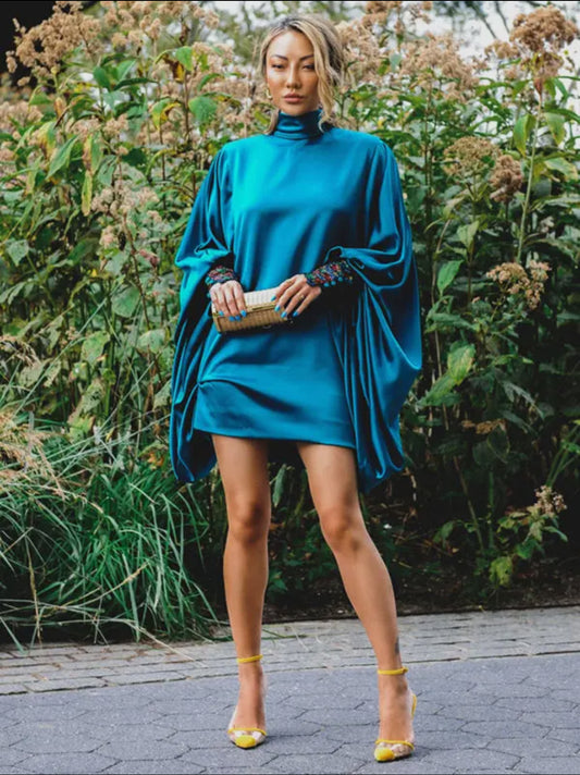 Vestido mini holgado con mangas de murciélago y botones