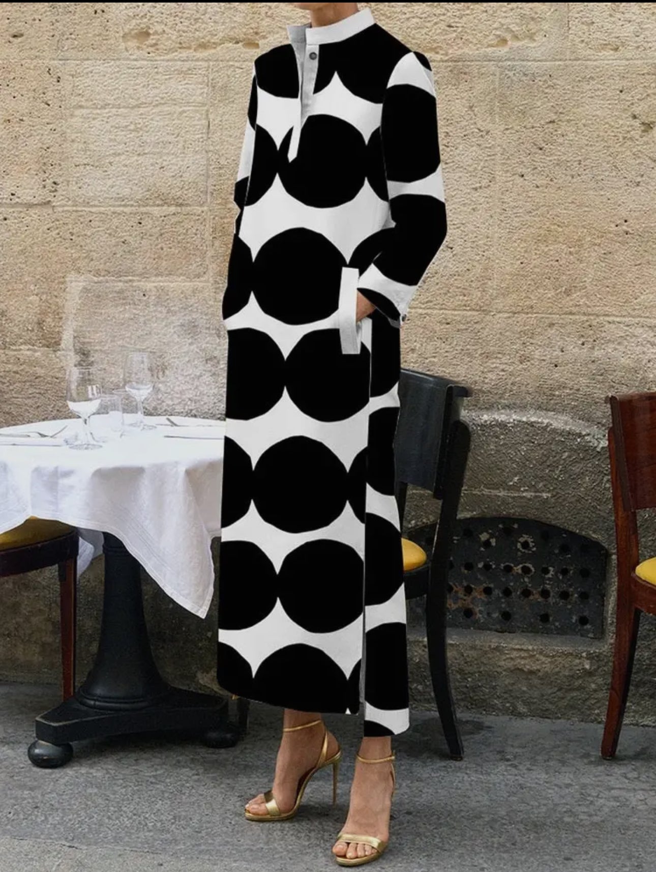 Vestido midi holgado de lunares y manga larga