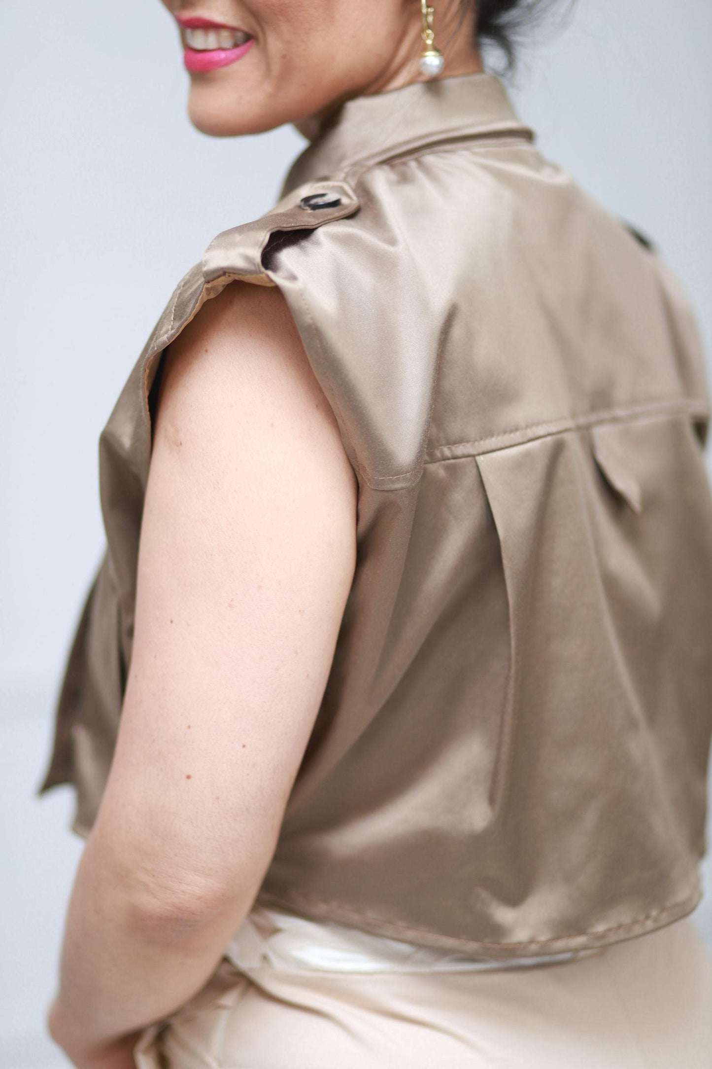 Nina Top Cropped Satinado estilo Trench